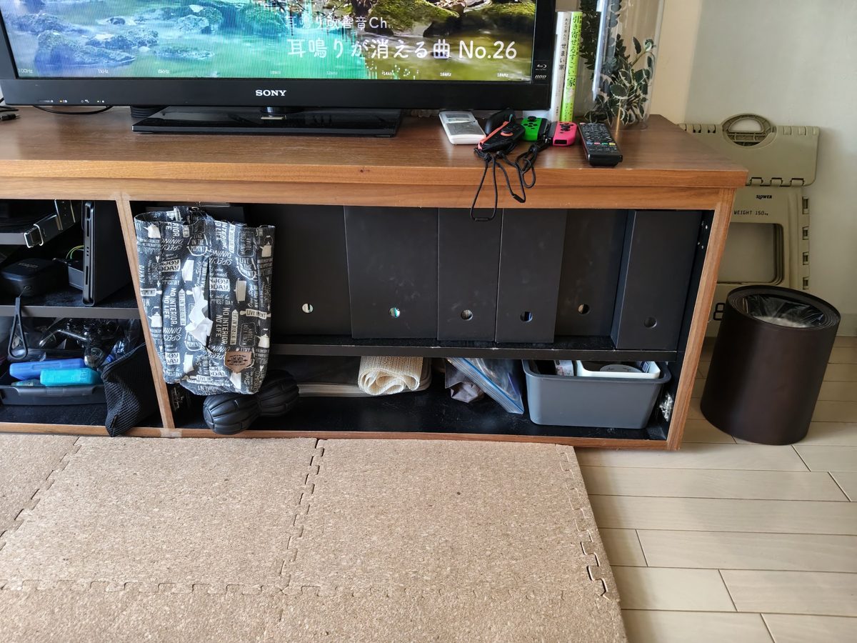 テレビボード下に並べた無印良品の黒いファイルボックス