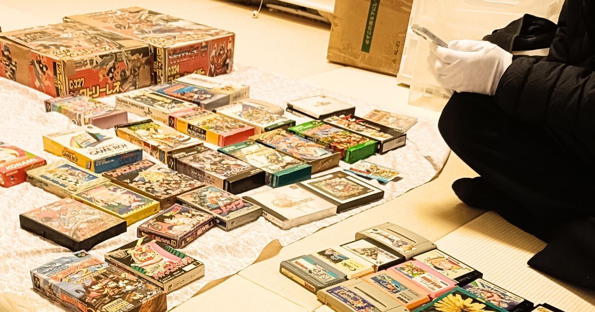 手袋をしてゲームを査定する査定士さんの手元