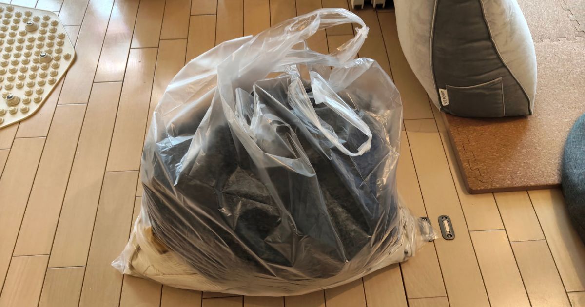 リサイクルボックスに持っていく服を入れた袋